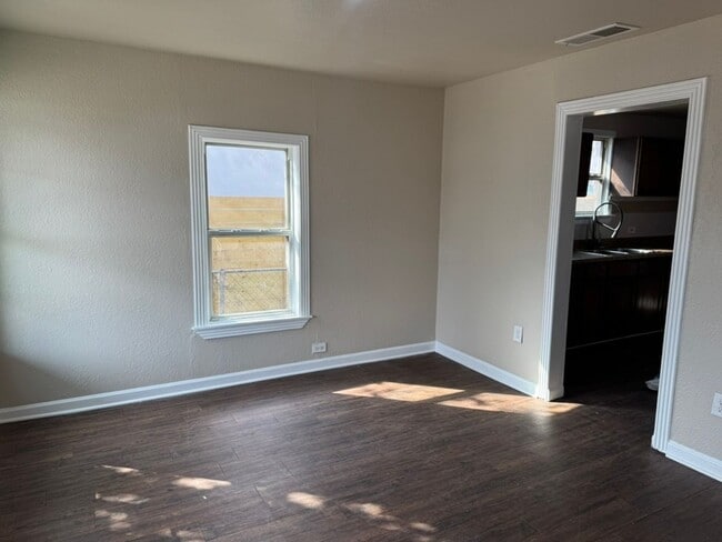 Building Photo - 3 Bed / 2 Bath Home in South San Antonio – Easy Access to I-10 & I-37