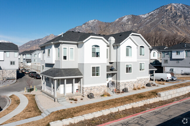 Foto del edificio - Spring Creek Townhomes