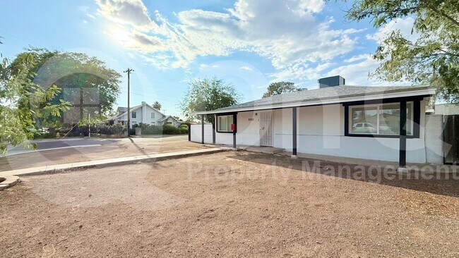 Foto del edificio - 2302 E Yale St