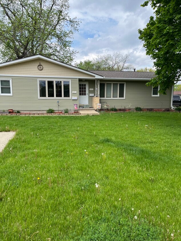 939 E Ridgeway Ave, Waterloo, IA 50702 Townhome Rentals in Waterloo