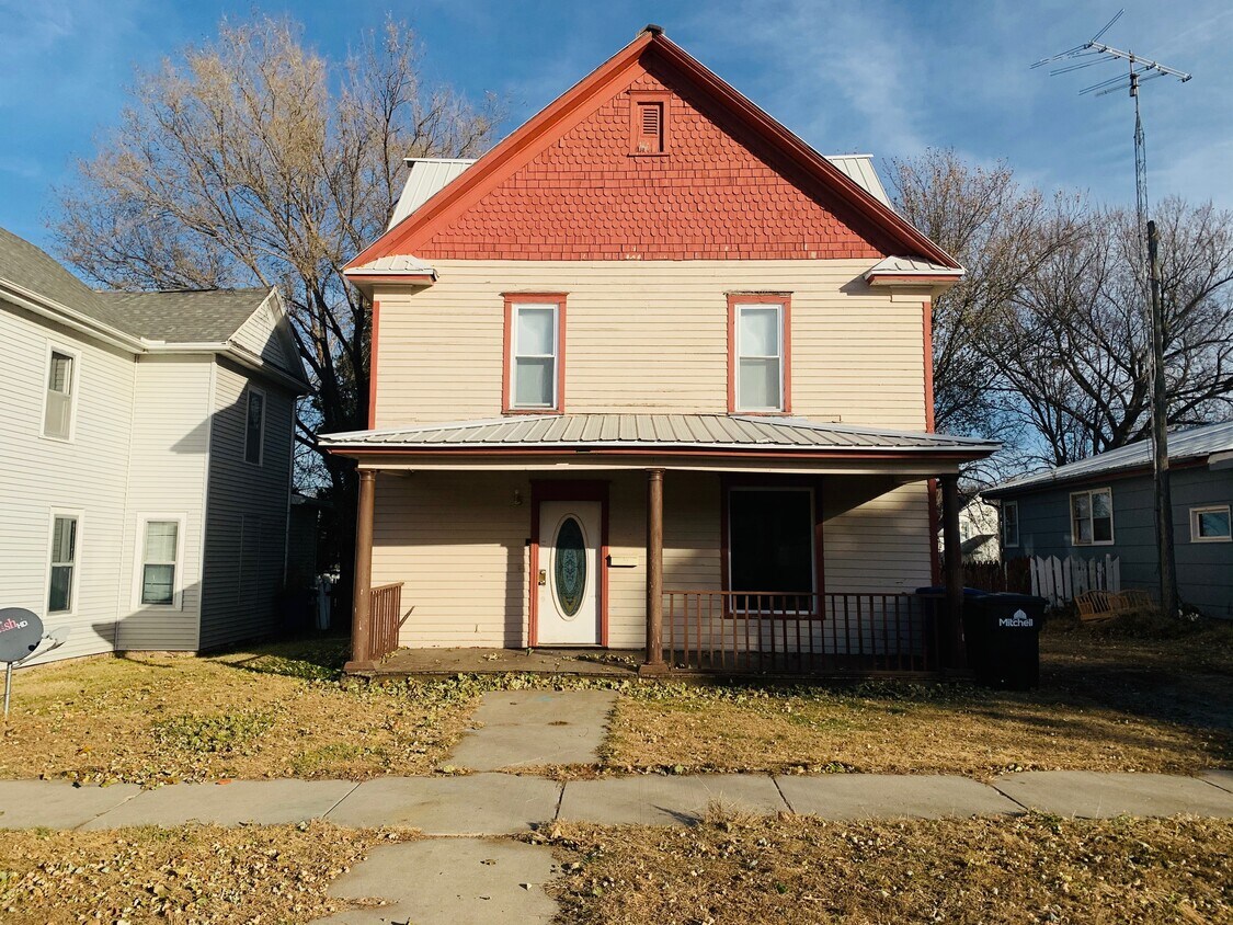 704 S Wisconsin St, Mitchell, SD 57301 House Rental in Mitchell, SD