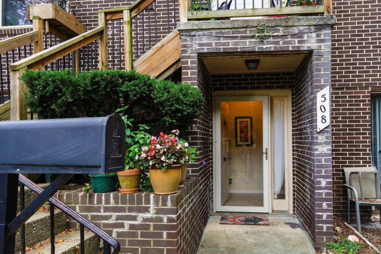 Foto principal - 3 Bed/2 Bath Townhouse. On Bus Route to Campus. Parking.