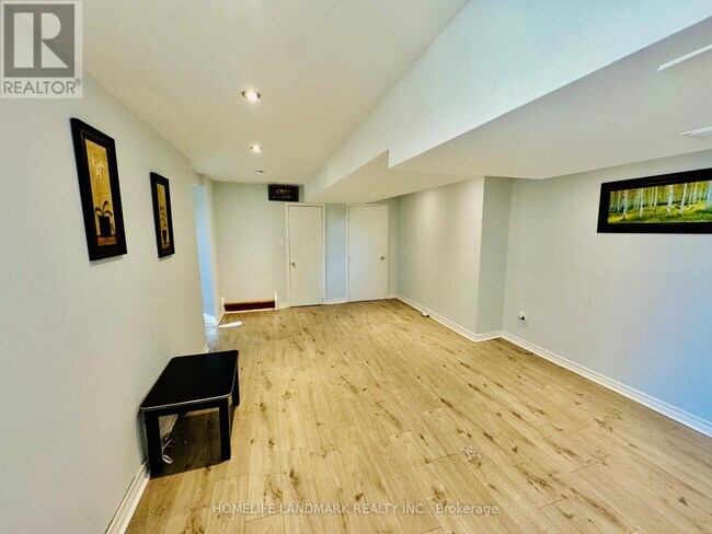 Photo du bâtiment - 272 Essex Ave