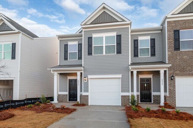 Foto del edificio - Beautiful Brand New 3 Bedroom 2.5 Bath Townhome in Hickory Glen!
