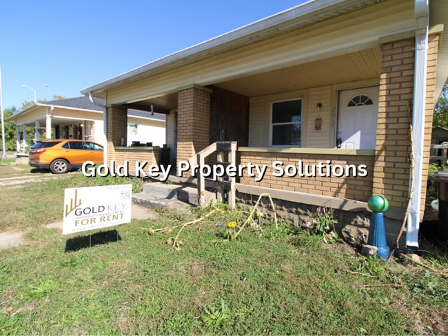 Building Photo - Cute 1 BR Duplex with Dining Room and Cove...