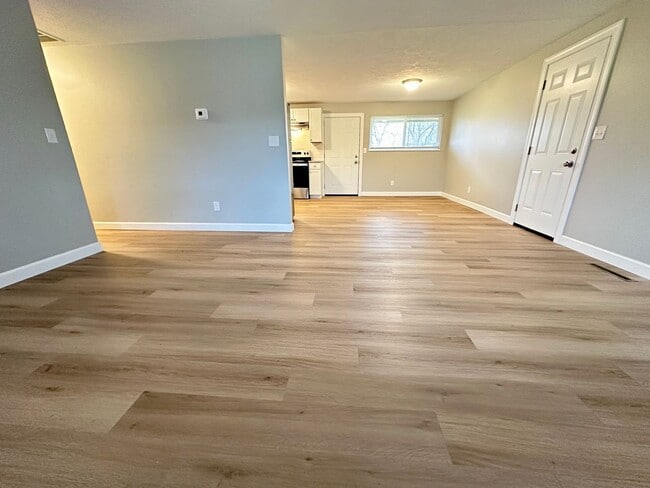Building Photo - 301 Henrich Dr