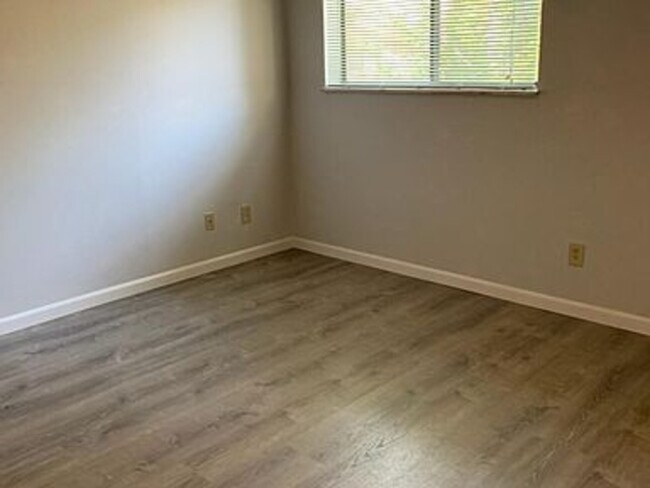 Building Photo - 3121 S Tamarac Dr