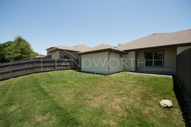 Building Photo - 3 bed 2.5 bath Beautiful Property