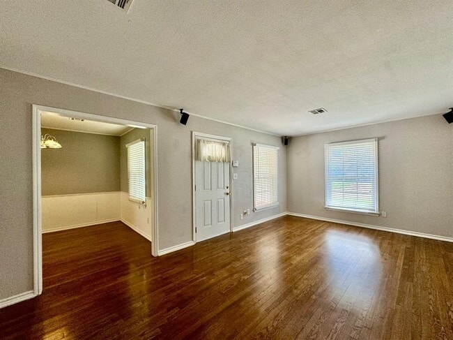 Building Photo - 9519 Stratford Dr