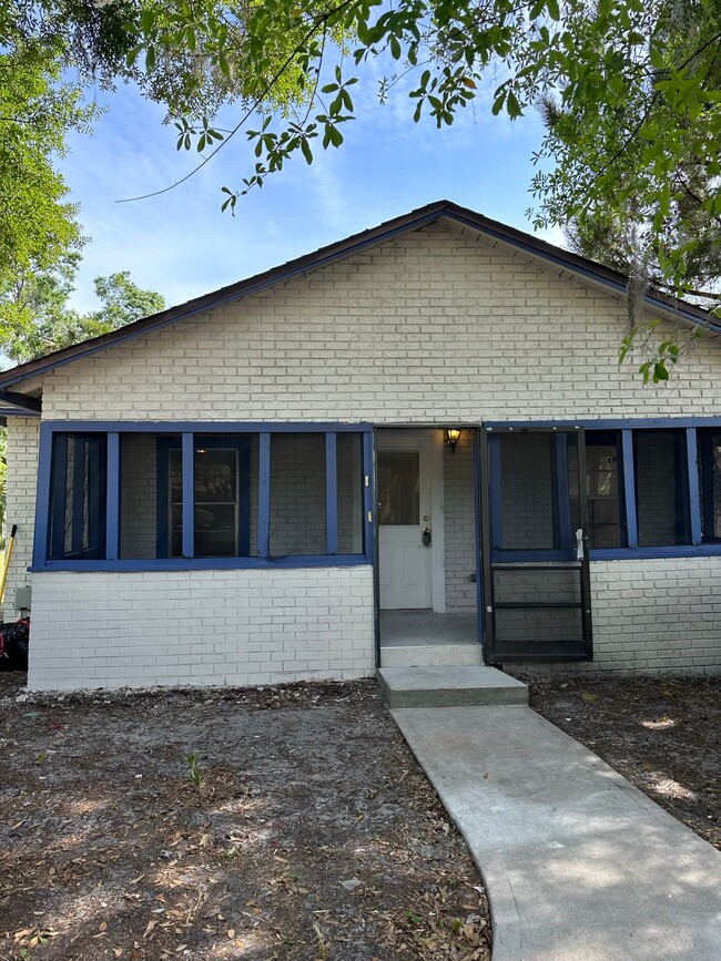 Building Photo - 1219 W 8th St