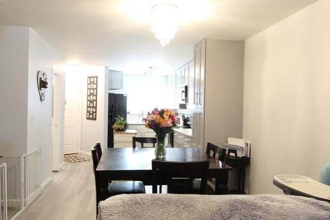 Building Photo - Spacious 3BR Lakewood Townhome w/ Bonus Sp...
