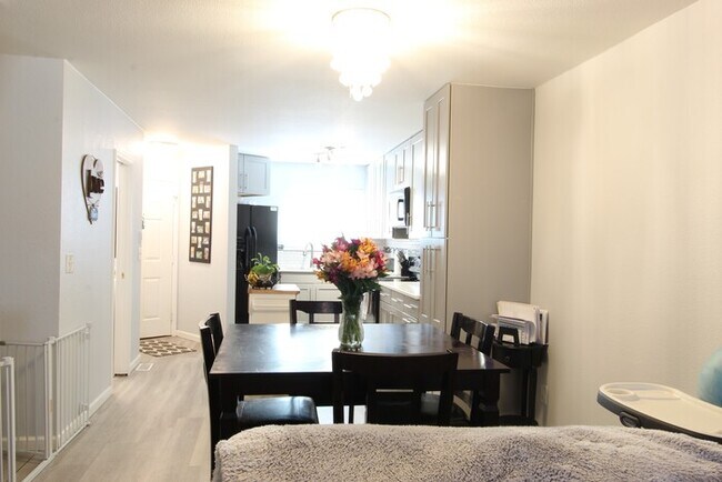 Foto del edificio - Spacious 3BR Lakewood Townhome w/ Bonus Sp...