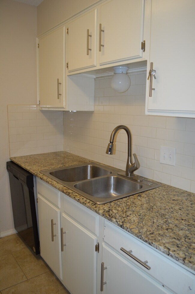 Building Photo - Beautiful remodeled 3 bed 2 bath home in L...