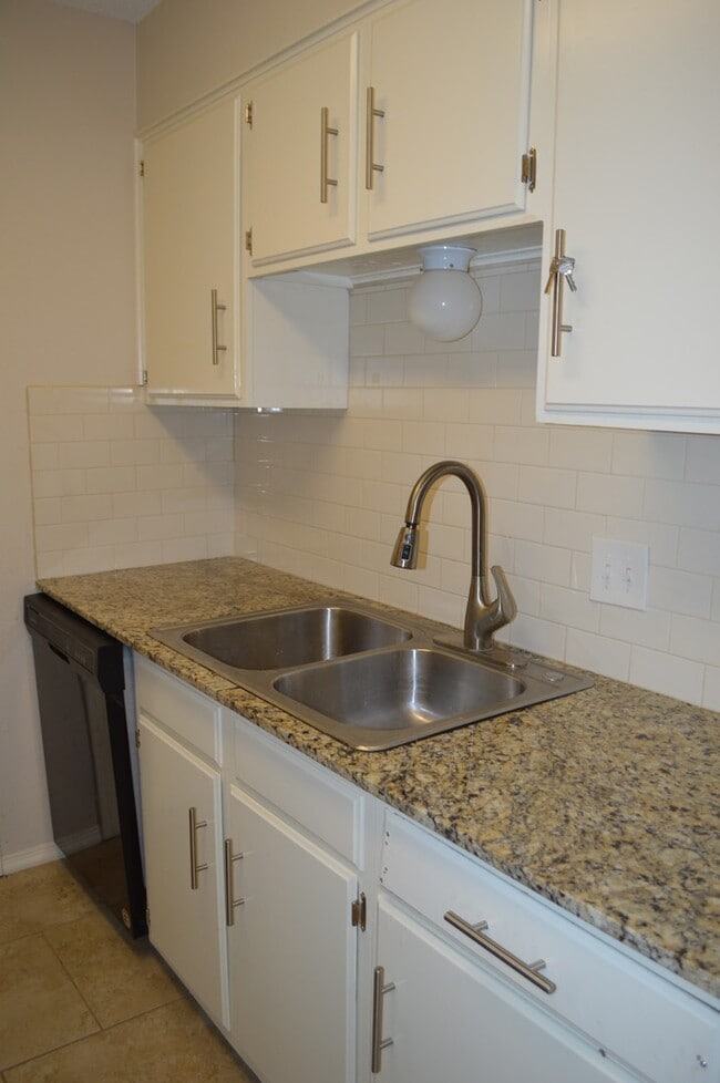Foto del edificio - Beautiful remodeled 3 bed 2 bath home in L...