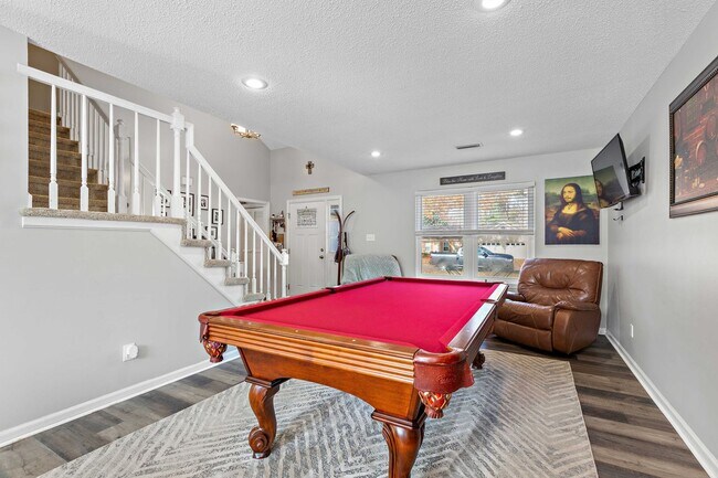 Building Photo - Cox High school! Close to Beach, Base, sho...