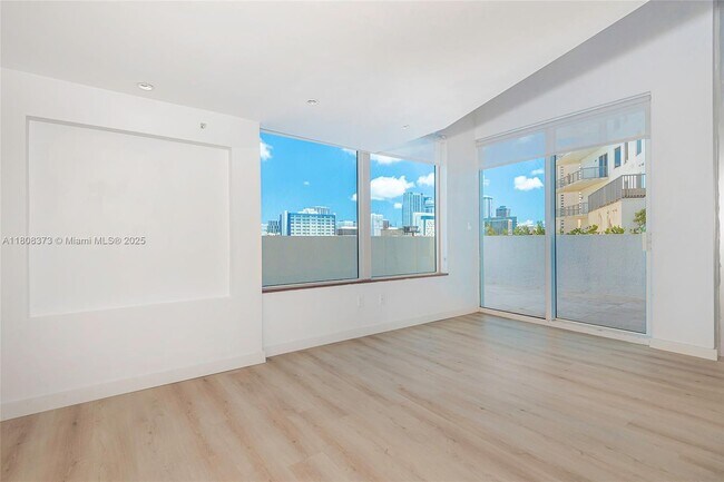 Foto del edificio - 10 SW South River Dr