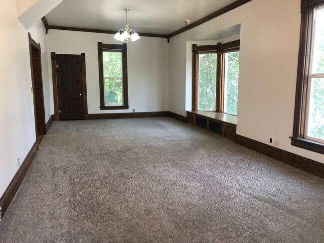 Building Photo - 806 S Lake St