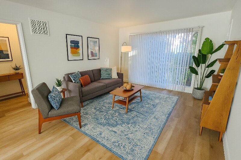 Foto principal - 638 N W Knoll Dr