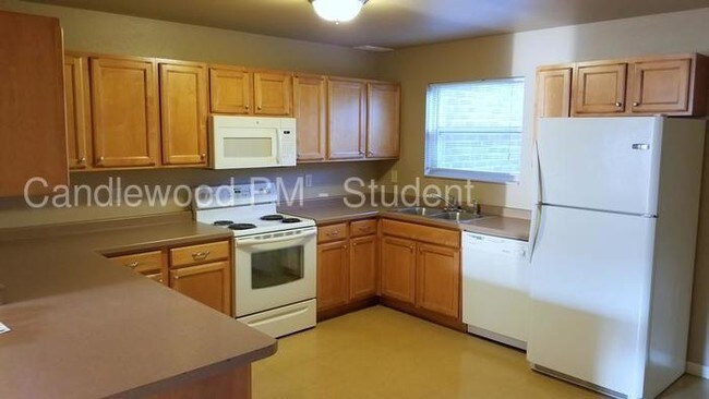 Building Photo - 3700 Doolittle Dr