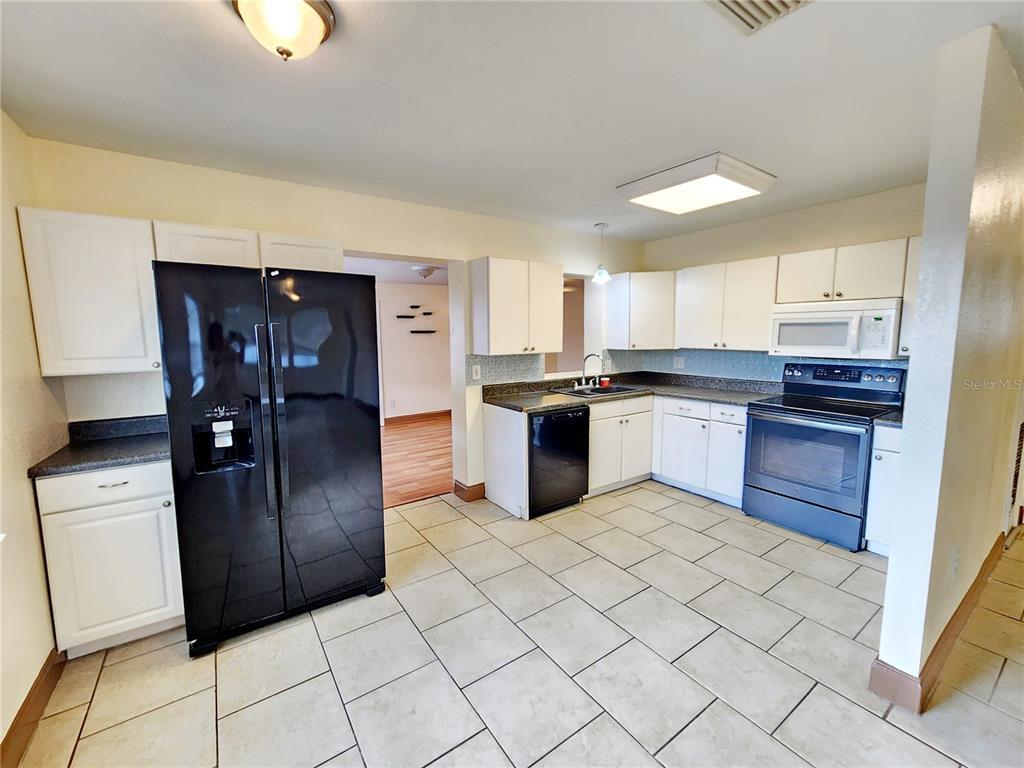 Building Photo - 8701 Magnolia Dr