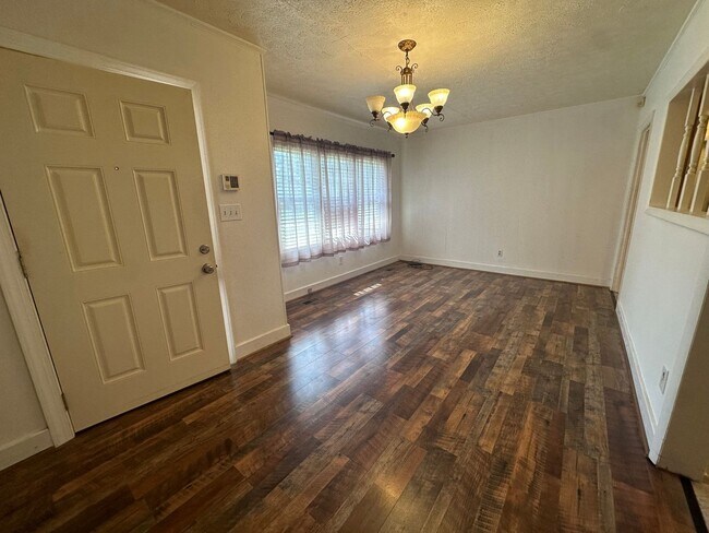 Foto del edificio - 5212 Spruce Dr