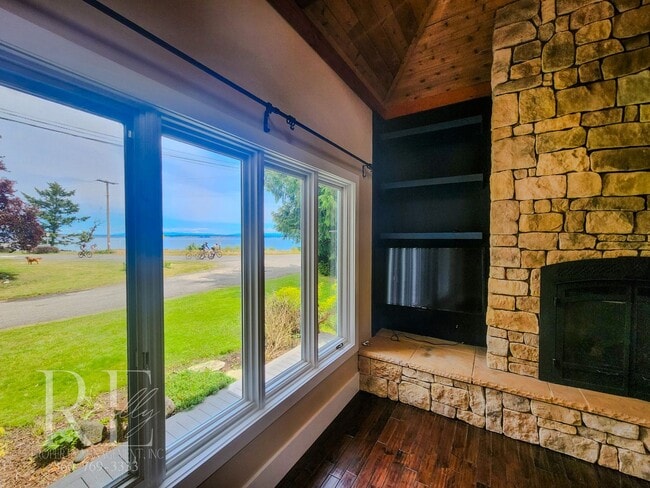 Building Photo - Stunning Water-View Haven