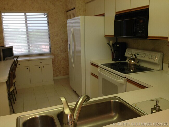 Foto del edificio - 6193 Pointe Regal Cir