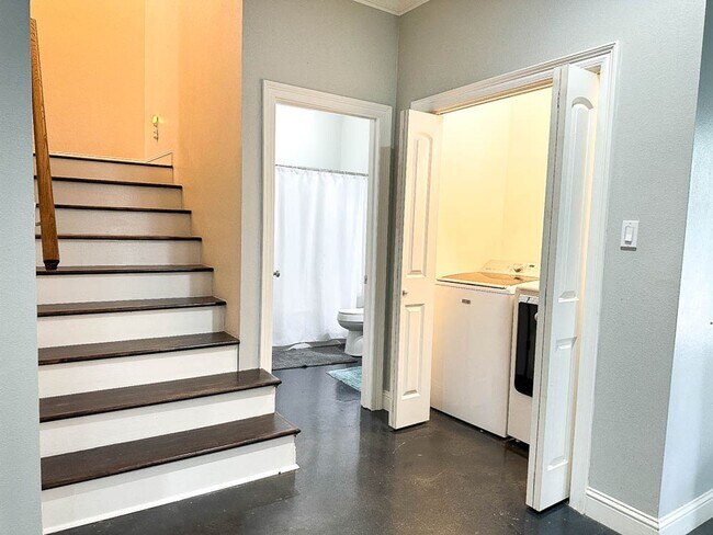 Foto del edificio - Furnished and utilities included!  1 bedroom garage apartment in *Stonewall* gated neighborhood!