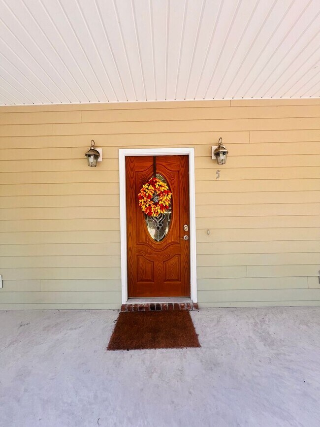 Foto del edificio - Tucked Away 3 Bedroom Gem on Private Road ...
