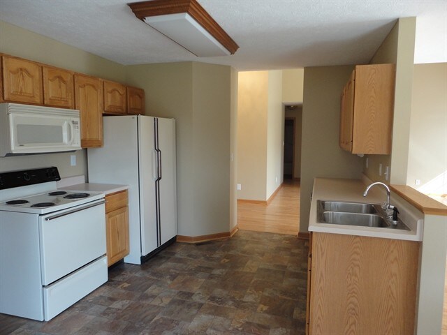 Building Photo - 1433 Aaron Drive W