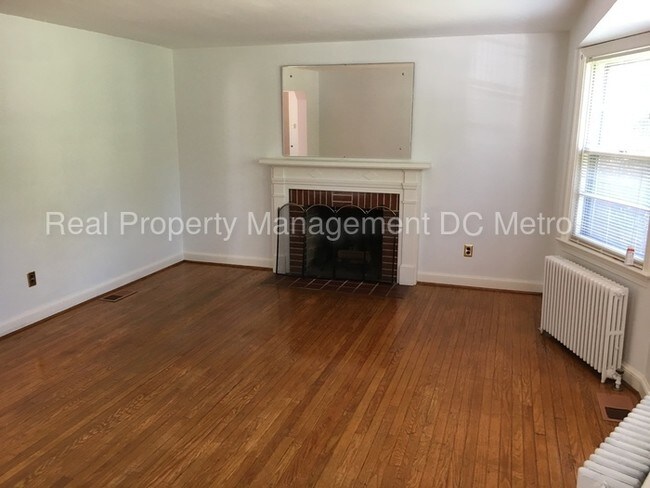 Building Photo - 3541 Highwood Dr SE
