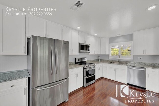 Building Photo - Lovely Townhome blocks from St. Pat's high...