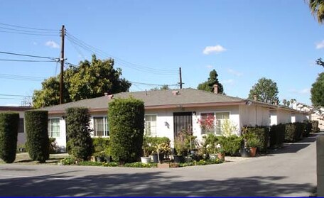 Foto del edificio - 10101-10121 Lampson Ave
