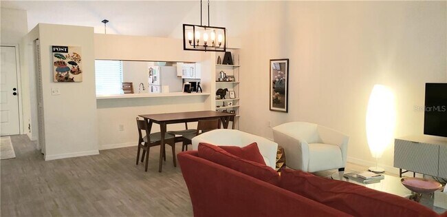 Foto del edificio - 1801 E Lake Rd S