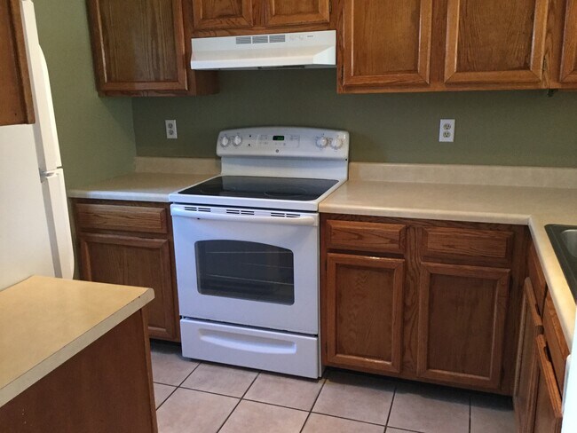Building Photo - 3 Bedroom 3.5 Bath- Condo