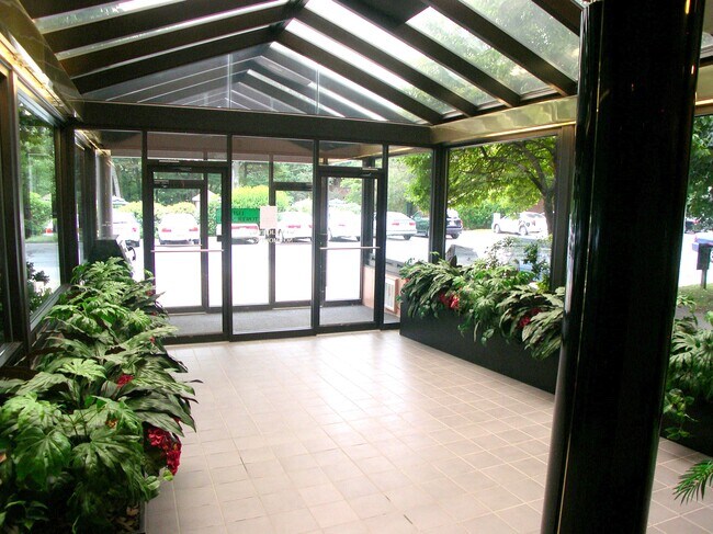 Foto del edificio - 1321 Worcester Rd