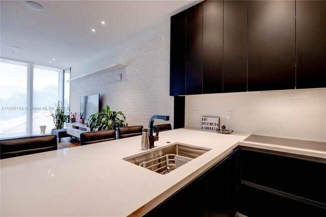 Foto del edificio - $5,000- 3156 SW 27th Ave # 302 MIAMI, FL 3...
