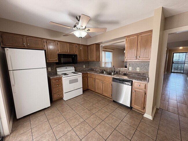 Building Photo - 2634 Bay Pointe Cir W