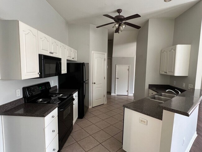 Foto del edificio - Three Bed / Three Bath with Fenced Yard and Community Pool