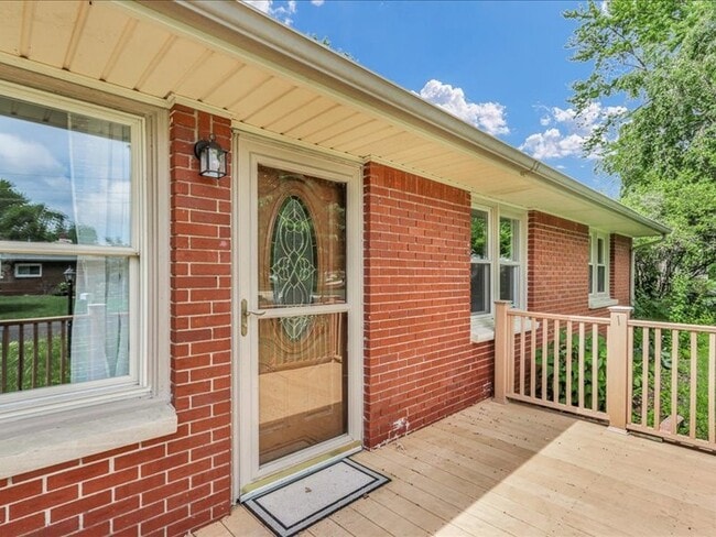 Building Photo - 615 Breen Dr