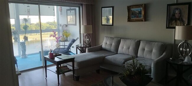 Foto del edificio - 2801 N Palm Aire Dr