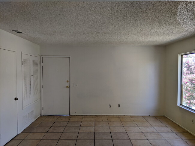 Building Photo - 2br condo in gated pool community
