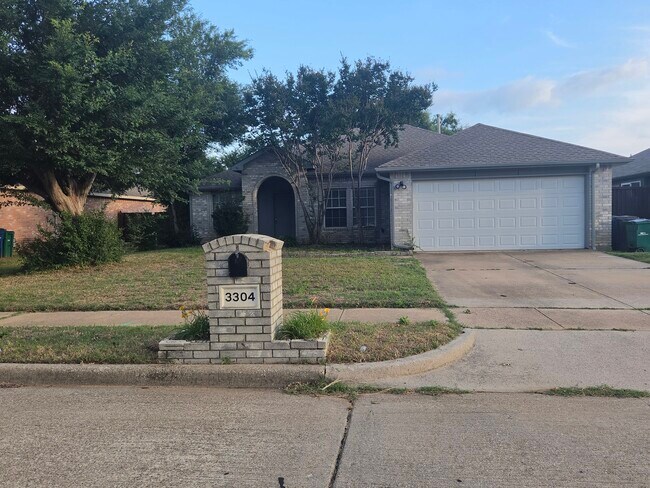 Building Photo - 3304 Sparta Dr