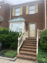 Building Photo - 332 Worthington Square