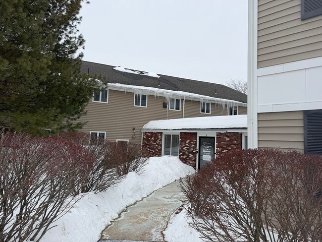 Building Photo - 1565 Main St