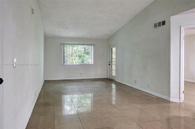 Foto del edificio - 3995 W McNab Rd