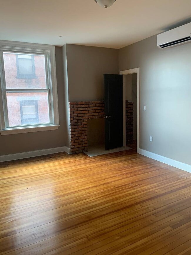Building Photo - 29 Elk St