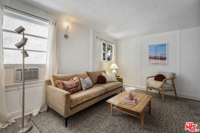 Foto del edificio - 1159 N Fuller Ave