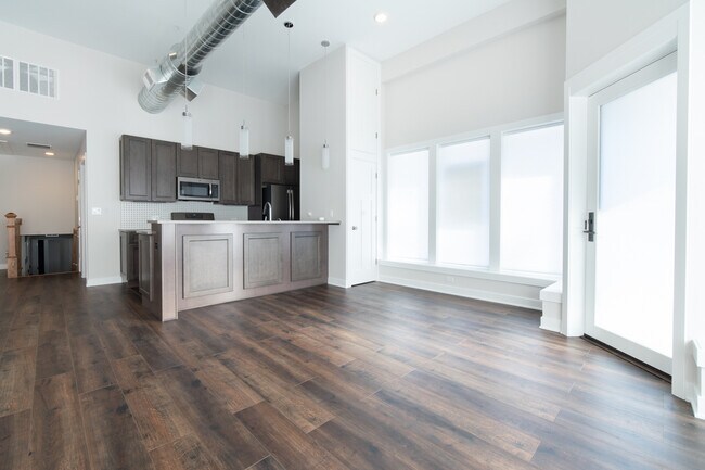 Building Photo - 1900 W Foster Ave