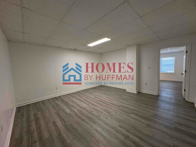 Building Photo - Downstairs One Bedroom | Duplex
